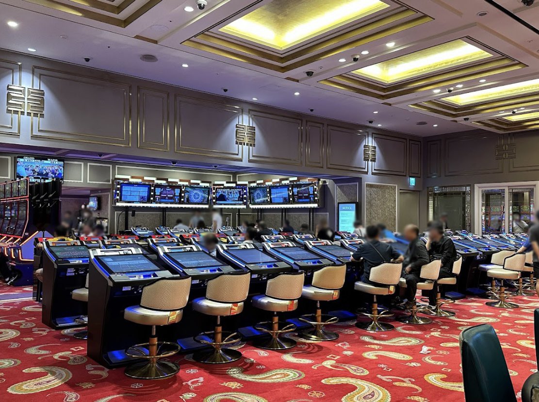 パラダイスカジノウォーカーヒル では入り口近くのETGゾーンがリニューアルして営業中👏✨  最先端のテクノロジーを活用して大画面でルーレットなどをお楽しみいただけます😎 ミニマムベットW5,000からベット 可能なのでテーブルに座る前の運試しにもおすすめです🥳✨