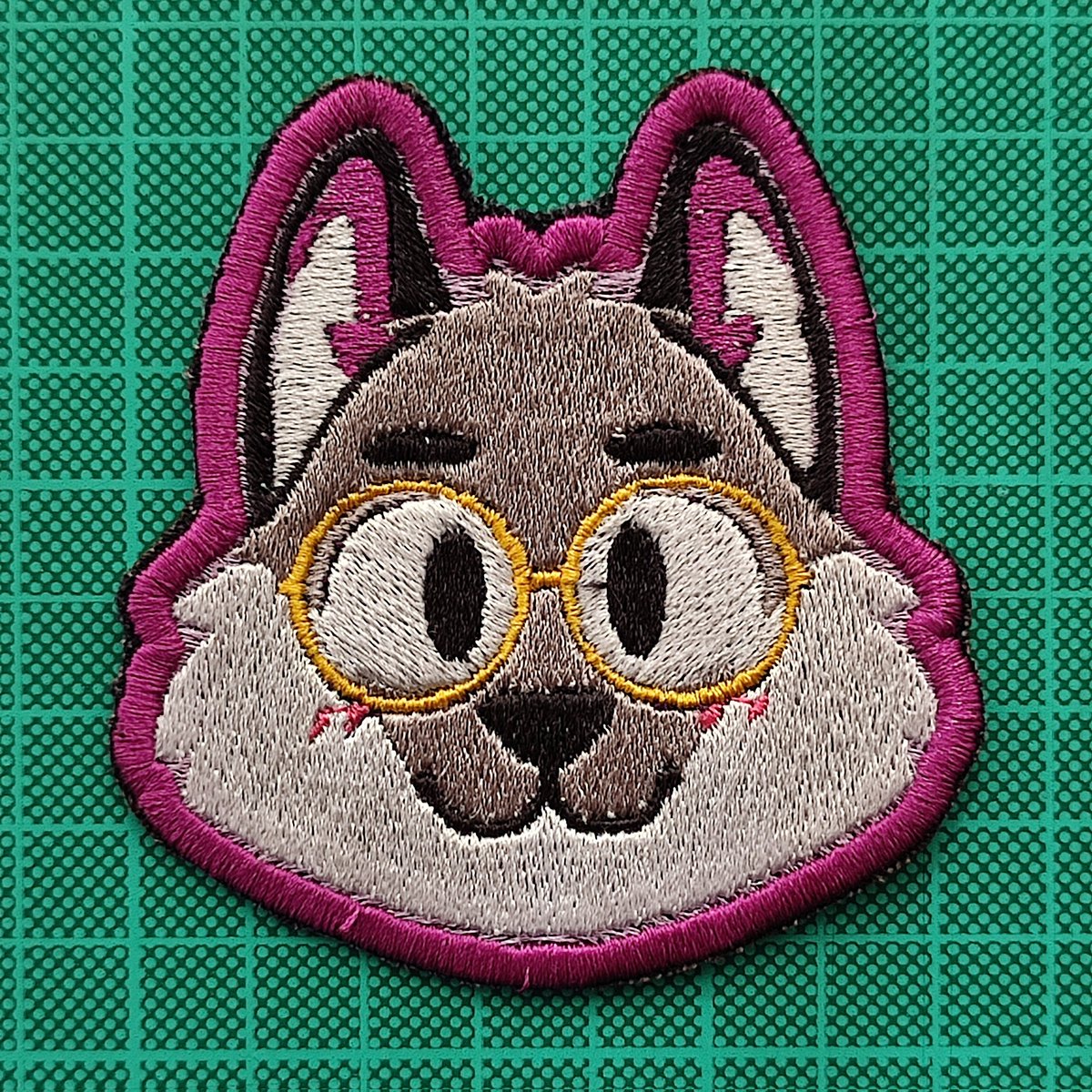 Patch made for @/acke_foox 
7x7 cm.  It was based on a illustration of his fursona. 

Patch commission are always open.

#patch #embroideredpatch #embroidery #embroideryart #furry #fursona #furryfandom