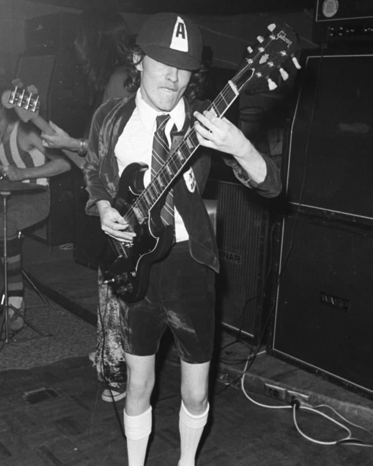 Think yourself lucky you’re older than this kid and can celebrate NYE! 🎉🍻😆🤘🔥 #schoolboy #gibsonsg #angus #acdc