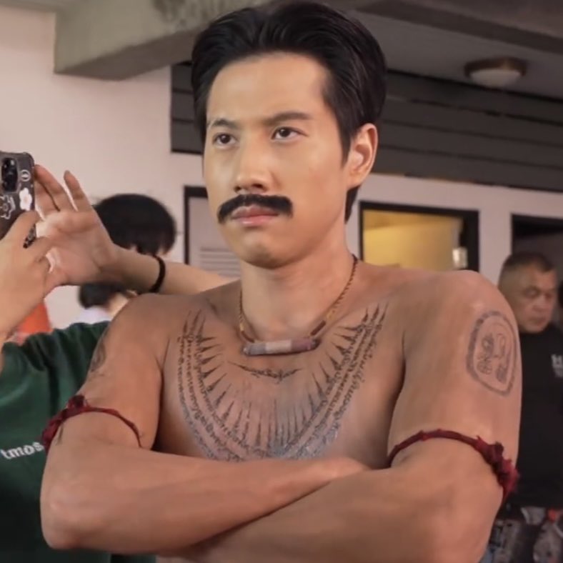 แล้วขุนใหญ่หล่ะปีใหม่ทำอะไร นั่งปลูกต้นลั่นทมรอใครอยู่หรือเปล่า