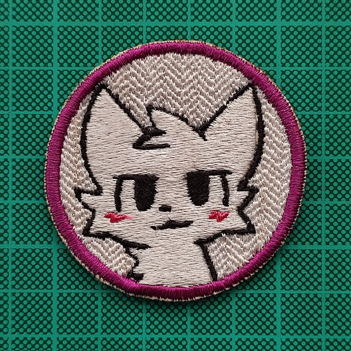 Boy Kisser patch
5x5 cm.

Patch commissions are always open.

#embroidery #embroideredpatch #patch #boykisser #furry #furryfandom #embroideryart