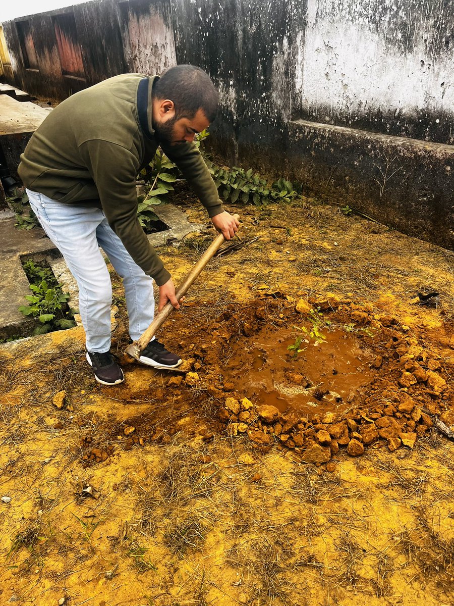____Himansh's tweet photo. #रत्नगर्भा_फाउंडेशन के तत्वावधान में चल रहे #हर_रविवार_पौधरोपण के क्रम में आज 146वें रविवार को प्राथमिक स्वास्थ्य केंद्र PHC मझौलीराज में आम व आँवले के पौधे रोपित किए गये 🙏🏻❤️🌱@DrVNMishraa https://t.co/YMmofXZwzg