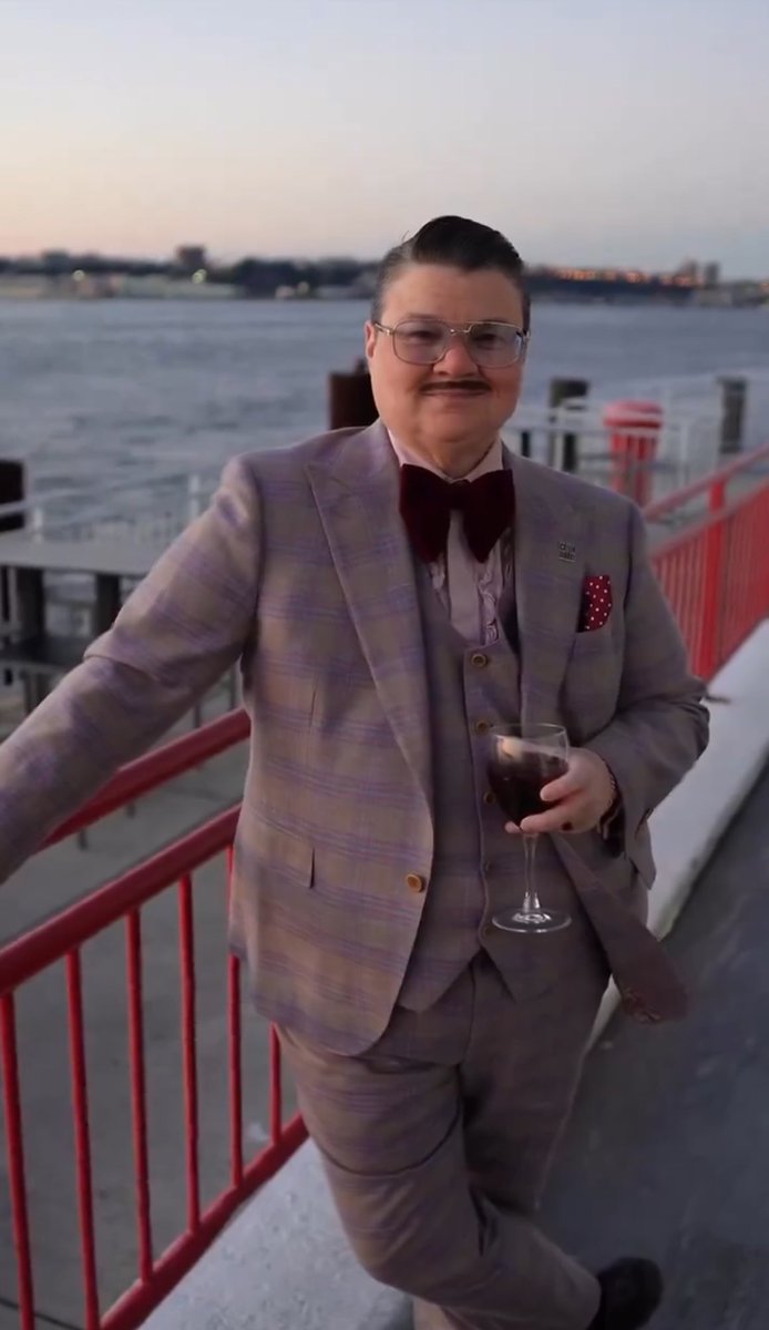 innerbitter's tweet photo. Murray Hill looking dapper at 0:47! ❤️ https://t.co/dVXZJLRcbL