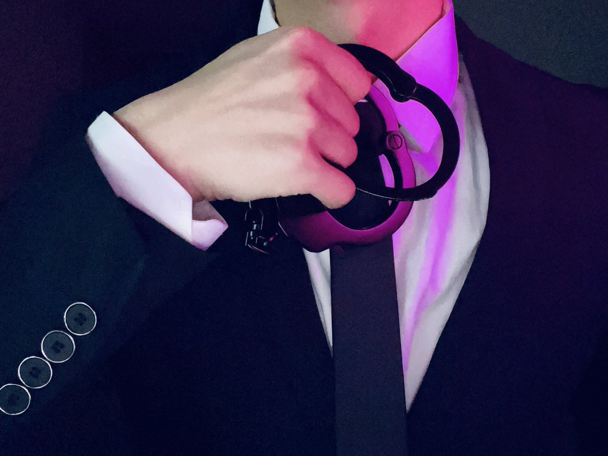May43049787's tweet photo. Shackled https://t.co/UNxOVGYhLc