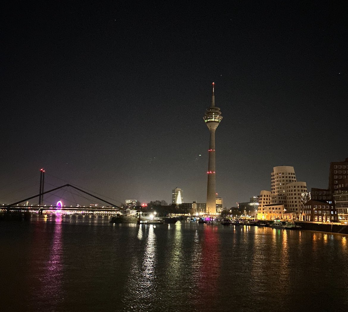 Ich wünsche Ihnen und Euch einen guten Rutsch sowie ein gesundes, erfolgreiches, glückliches und hoffentlich friedlicheres Jahr 2024🍀🎉🥂Und: Bleiben Sie optimistisch!