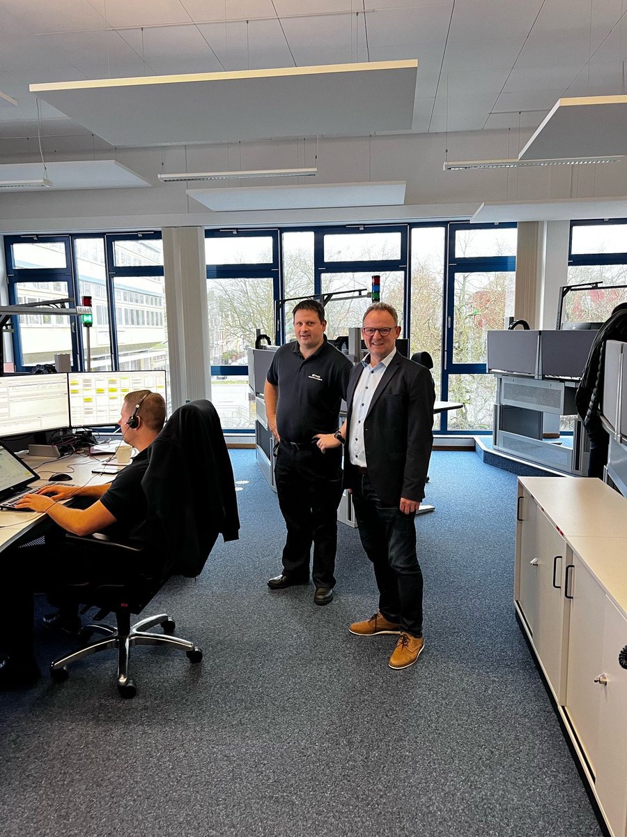 LKTrierSaarburg's tweet photo. Landrat Stefan Metzdorf hat am heutigen #Silvester-tag die Integrierte Leitstelle (ILST) in Trier besucht. Stellvertretend für alle, die an den Feiertagen arbeiten müssen, dankte er den Mitarbeitenden dort für ihren Einsatz. #immerda Mehr: https://t.co/EvyYNV145s https://t.co/51WukeeYVW