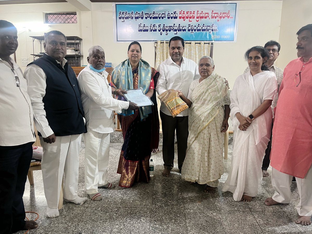 PravveenB's tweet photo. *ది పెంతెకొస్తు మిషన్ చర్చిలో ముఖ్య అతిథులుగా విచ్చేసి తెలంగాణ రాష్ట్ర ప్రభుత్వం ద్వారా ఏర్పాటు చేసిన *క్రైస్తవులకు క్రిస్మస్ గిఫ్ట్ లు పంపిణీ చేసిన కార్పొరేటర్ బన్నాల గీతా ప్రవీణ్*@KTRBRS @DrGadariBRS @GadwalvijayaTRS @BRSparty @BRSHarish @RSRBRS @ZC_LBNagar @BrsBandari https://t.co/IAxjMWQ2Rr