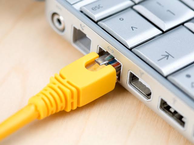 TOTTechs's tweet photo. Wengi mnatumia computer na wengi mnatumia internet, hasa ofisini mnaunganisha na cable inaitwa Ethernet kutoka kwenye Ethernet Port (port ya internet ukutani).

Uki-connect Ethernet cable na computer yako kuna taa zinawaka rangi (green, orange etc) 

Unajua maana yake?

Thread 👇 https://t.co/SQQiUFcuCt