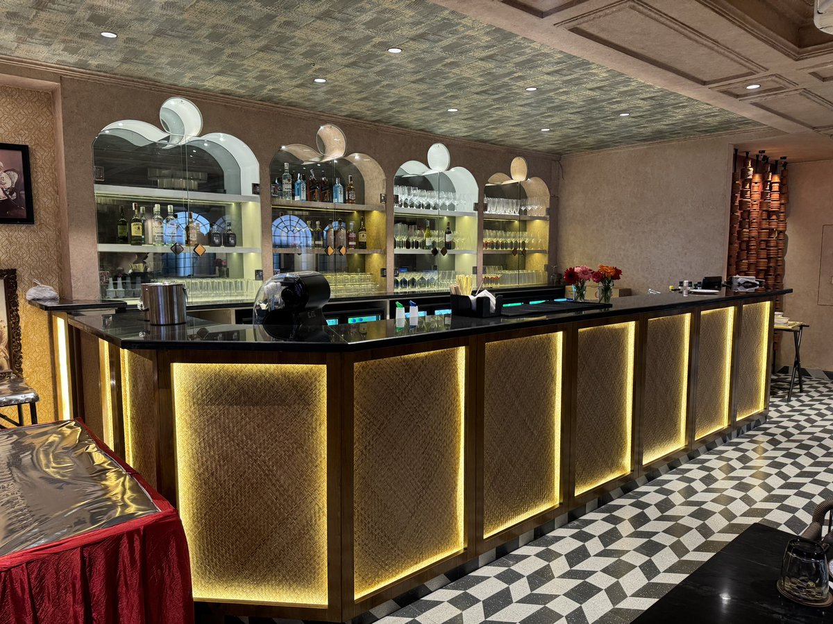 SouLSteer's tweet image. #VYB Cafe, Bar, Rooftop &amp;amp; Kitchen opened at ASG Tower, Govindpuri, Near Silver Estate #Gwalior. For bookings, +91 95221 16222.