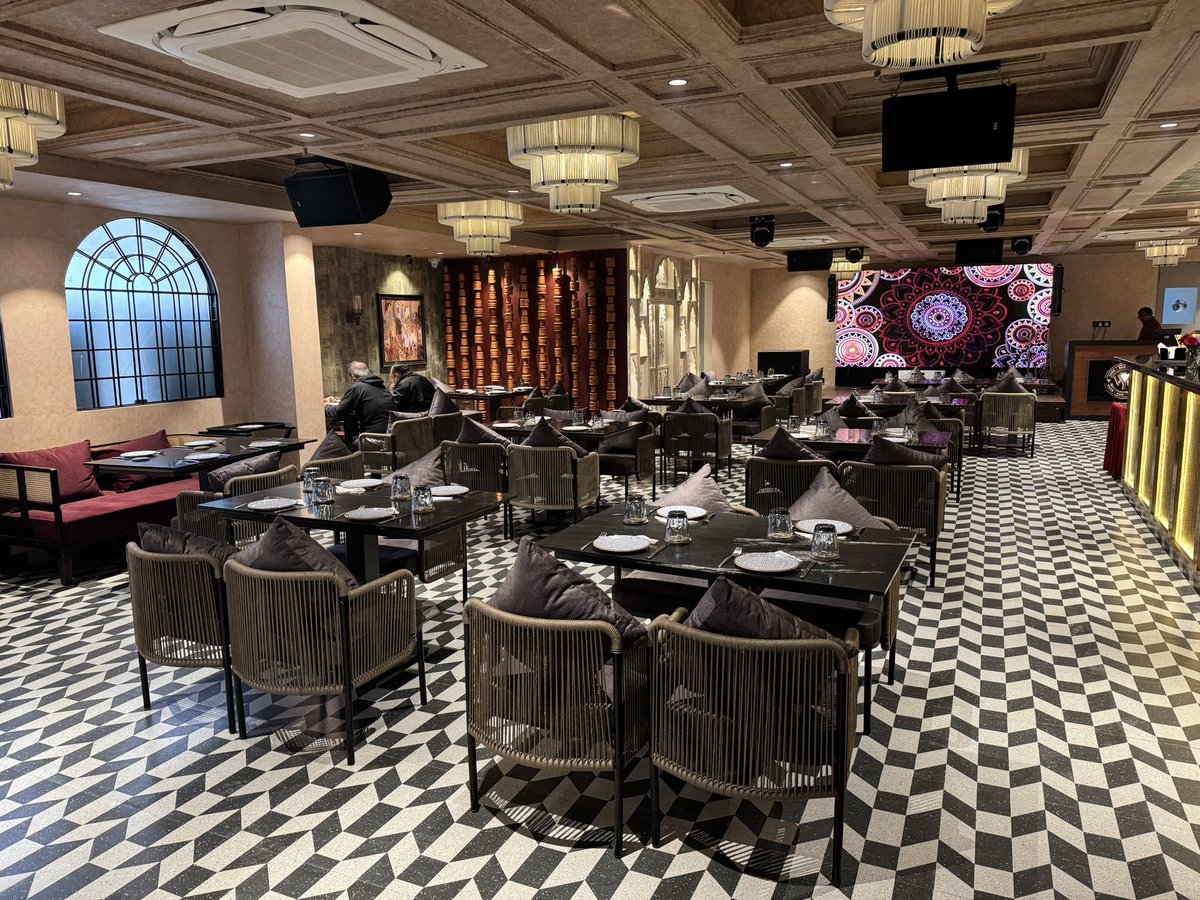 SouLSteer's tweet image. #VYB Cafe, Bar, Rooftop &amp;amp; Kitchen opened at ASG Tower, Govindpuri, Near Silver Estate #Gwalior. For bookings, +91 95221 16222.