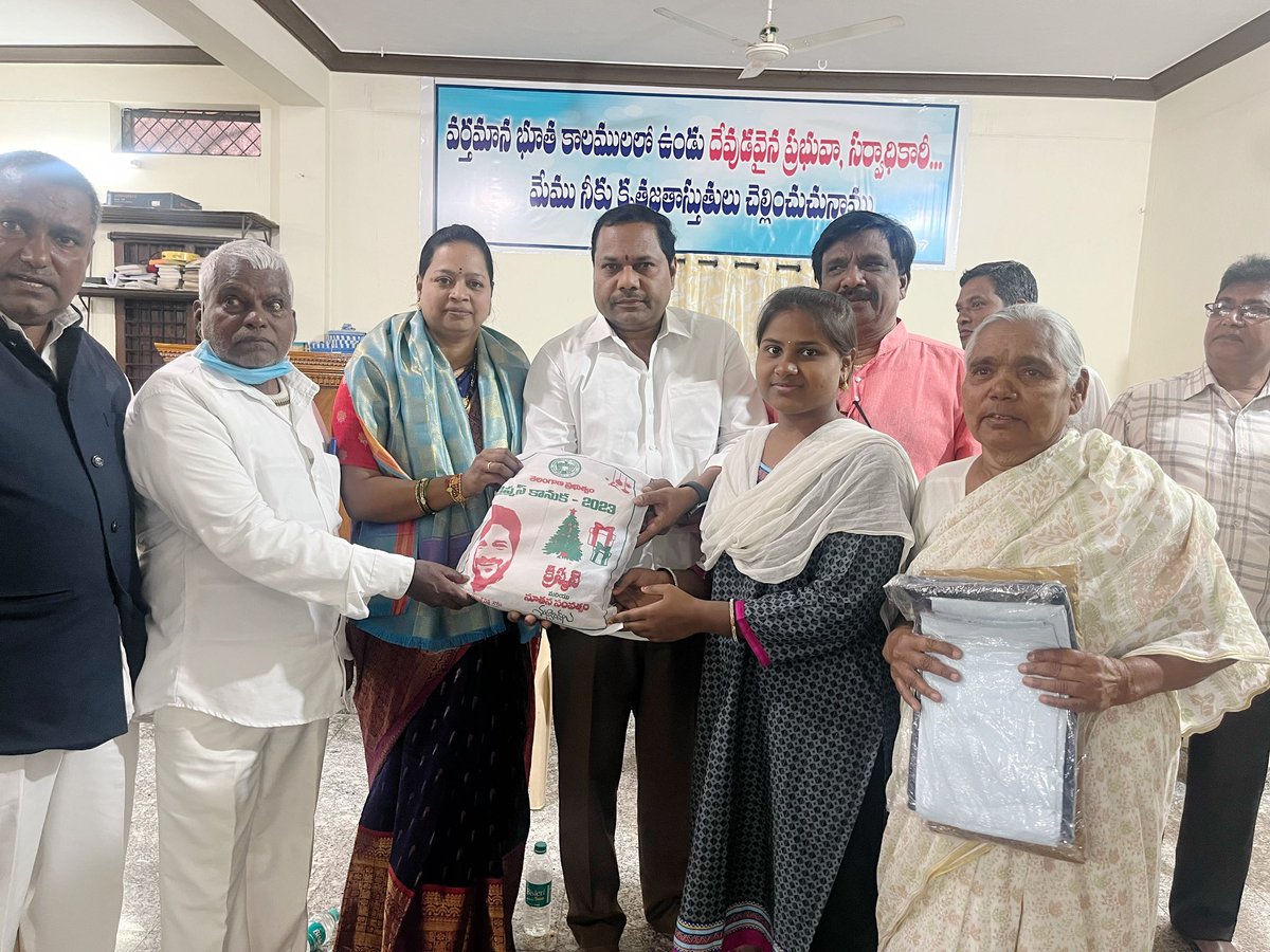 PravveenB's tweet photo. *ది పెంతెకొస్తు మిషన్ చర్చిలో ముఖ్య అతిథులుగా విచ్చేసి తెలంగాణ రాష్ట్ర ప్రభుత్వం ద్వారా ఏర్పాటు చేసిన *క్రైస్తవులకు క్రిస్మస్ గిఫ్ట్ లు పంపిణీ చేసిన కార్పొరేటర్ బన్నాల గీతా ప్రవీణ్*@KTRBRS @DrGadariBRS @GadwalvijayaTRS @BRSparty @BRSHarish @RSRBRS @ZC_LBNagar @BrsBandari https://t.co/hJDa7NS5WL