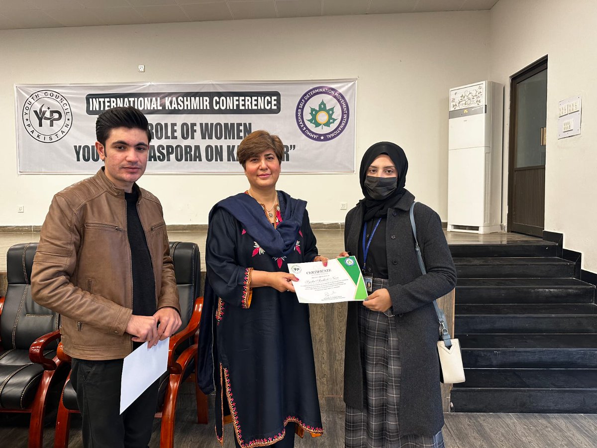 YouthCouncilPK's tweet photo. Commending dedication and commitment! A moment frozen in time as certificates of appreciation were handed to the diligent YCP organizing team, acknowledging their unwavering dedication in driving impactful change in the nation. #YouthCouncilPK https://t.co/2HHnb2judH