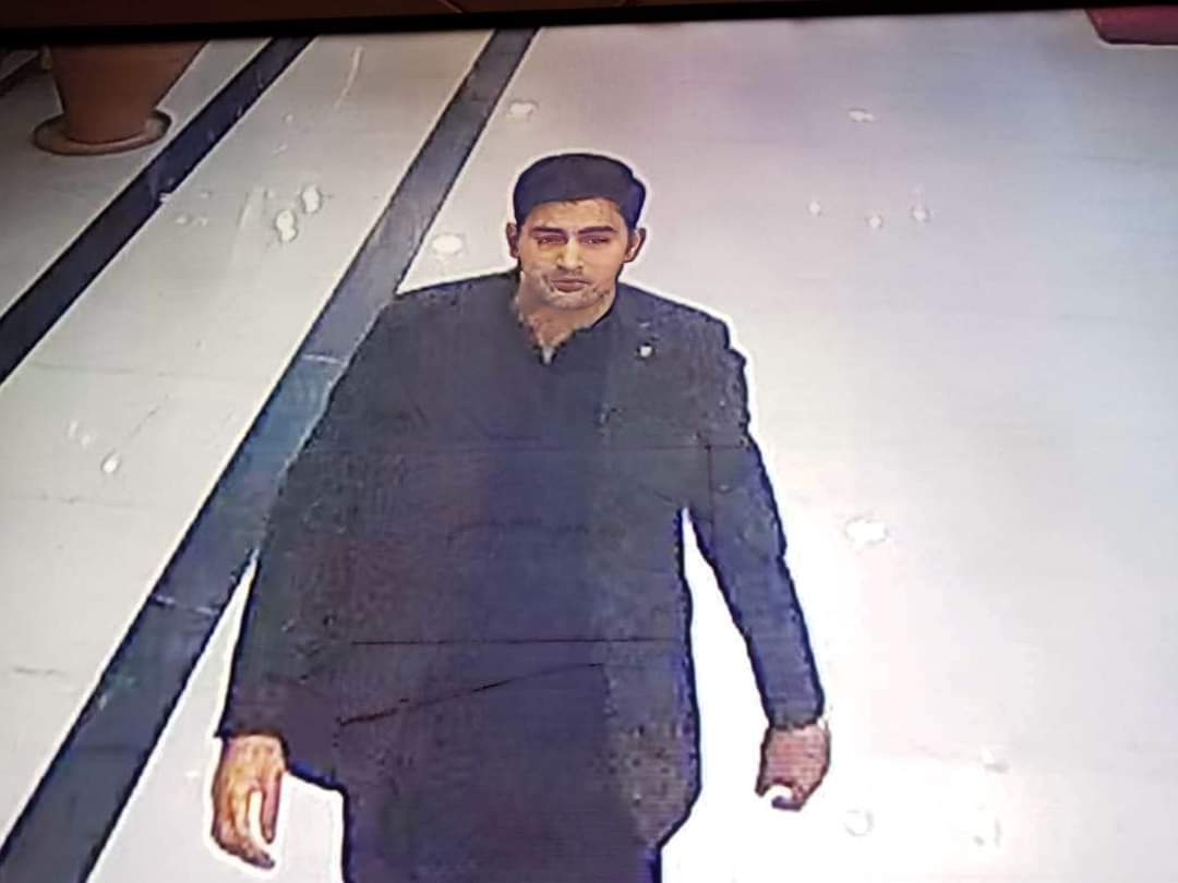 Irfan802's tweet photo. 𝐂𝐡𝐨𝐫 𝐀𝐥𝐞𝐫𝐭
Ye bhai mera mobile Samsung S22 Ultra ek five star hotel k andar ek event k doran jaib say nikal kar lay gaye hain
Ab is banday koi itna famous karna hai k isko mun chupanay ki jagah na milay.
##SamsungS22Ultra #S22Ultra
#SamsungGalaxyS22Ultra #GALAXYS22Ultra https://t.co/64VC2LLLC2