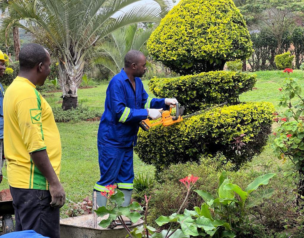 It boggles my mind that they now want to call for unity with the so called DICTATOR. They don't have political milage on their own. They ride on <a href="/nelson/">@nelson@tech.lgbt</a>'s popularity. Why not launch your own party without <a href="/nelsonchamisa/">nelson chamisa</a>? Happy New my president &amp; all mazizi