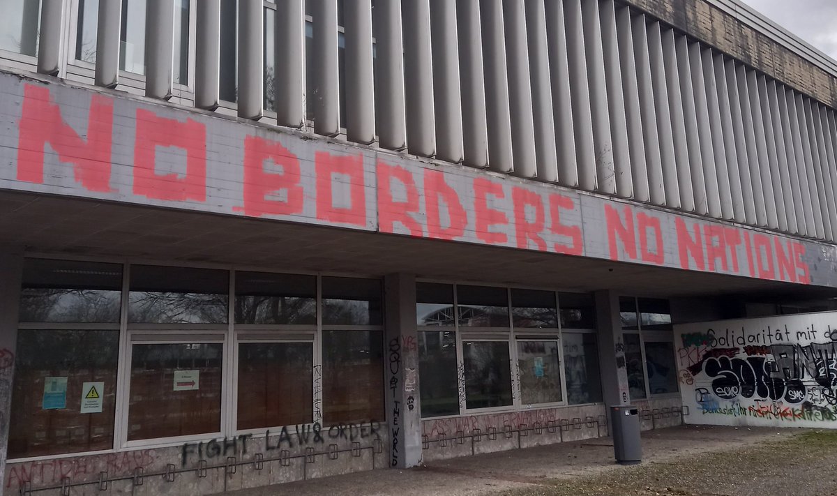 'No #borders, no #nations ' in #Marburg. Fundort: ehemalige #Unibibliothek. #graffiti #offeneGrenzen #Flucht #Asyl