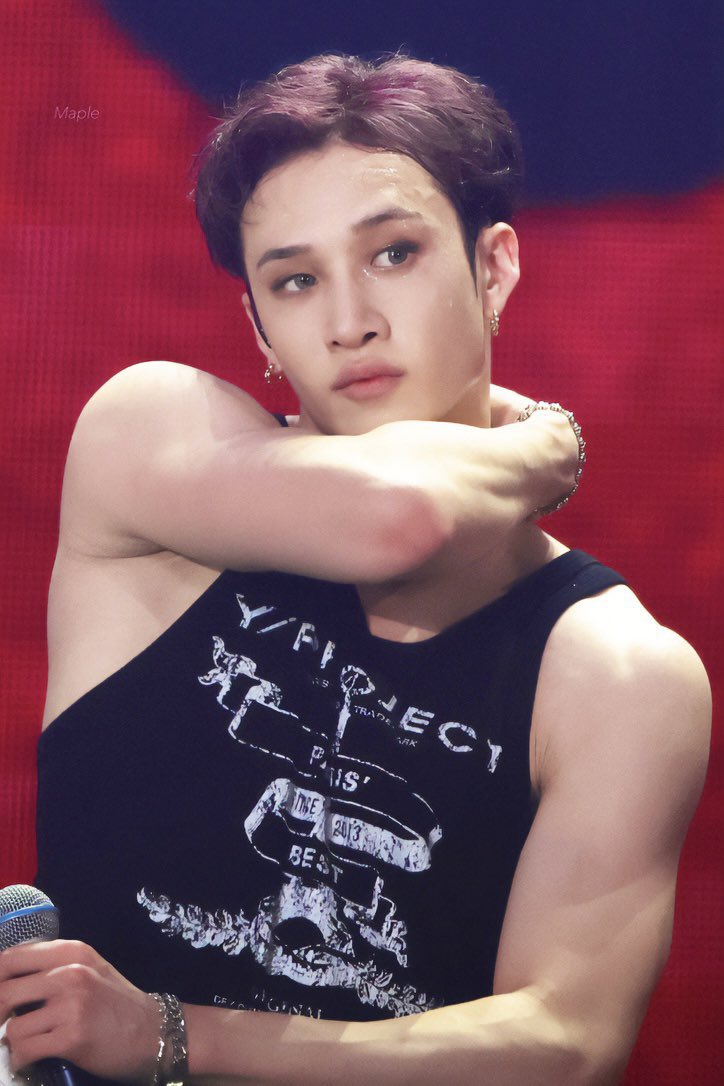 BCHANPIC's tweet photo. *faints* https://t.co/irVTLvV5Be