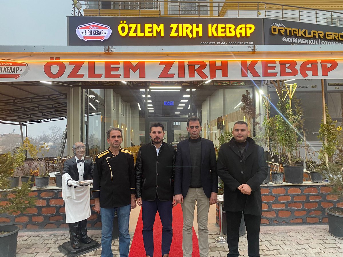 Kıymetli abilerim Hacı Dağdeviren ve Ebubekir Dağdeviren kardeşlerin Tecde Mahallemizde hizmete sundukları Özlem Zırh Kebap işletmesine Gençlik Kolları Başkanımız @salihtav44 ile birlikte hayırlı olsun ziyaretinde bulunduk .
Rabbimden hayırlı bol kazançlar diliyor, bu lezzeti…