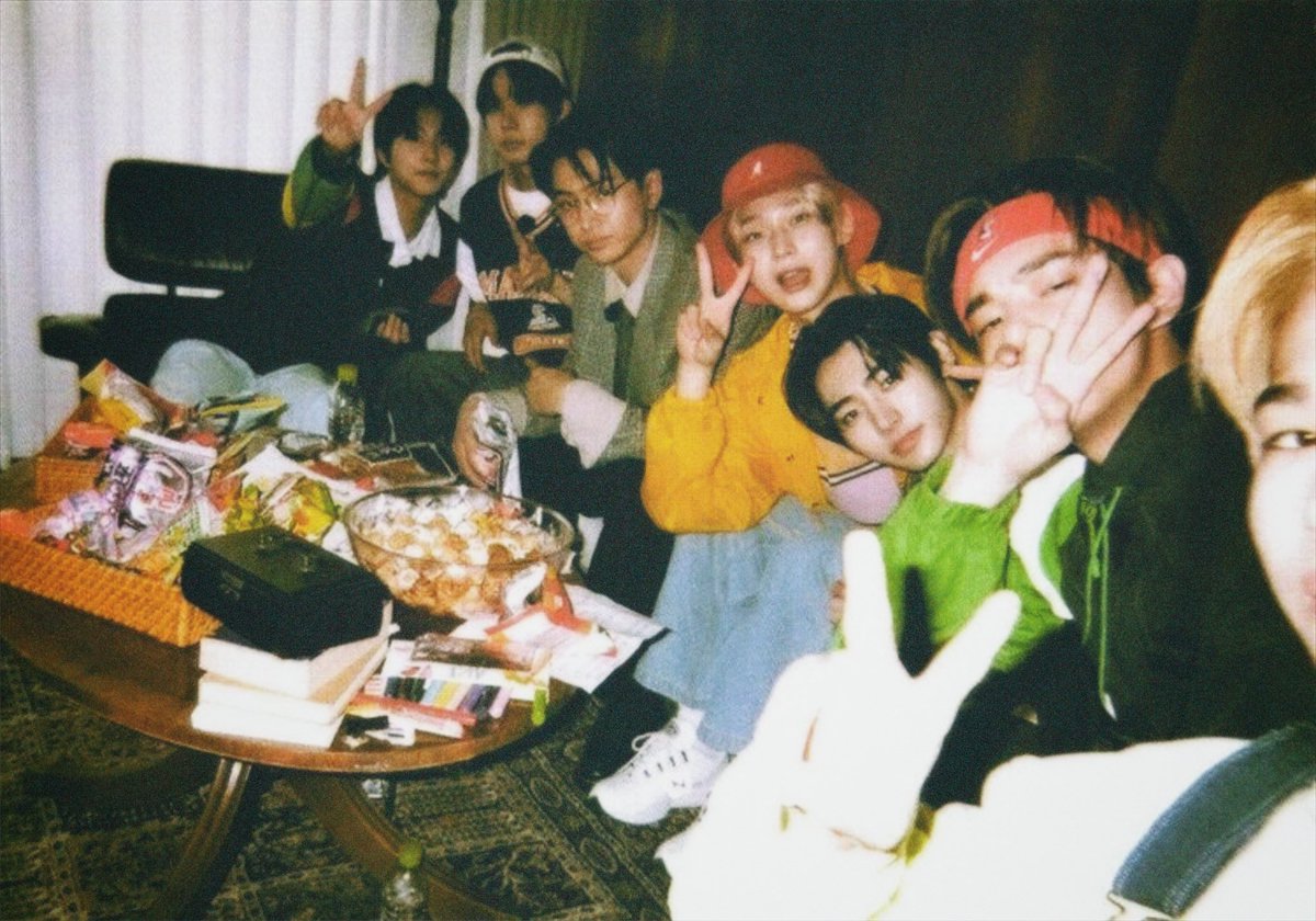 hoonikiz's tweet photo. will enter my 2024 with you, my seven ! ♡‧₊ https://t.co/vbTYCWrTeP