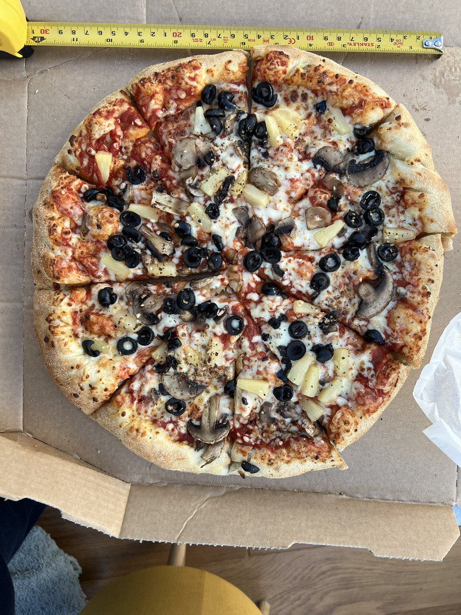 johnopsblum's tweet photo. @Dominos_UK Poole Parkstone, fast delivery but large pizza wasn’t 13.5” (more 12”). Manager called me a liar &amp; hung up. FYI food tasted good, but the experience has left a bad taste in the mouth - Pizzahut or Papa John’s from now on I guess. https://t.co/cDQy5IluIX