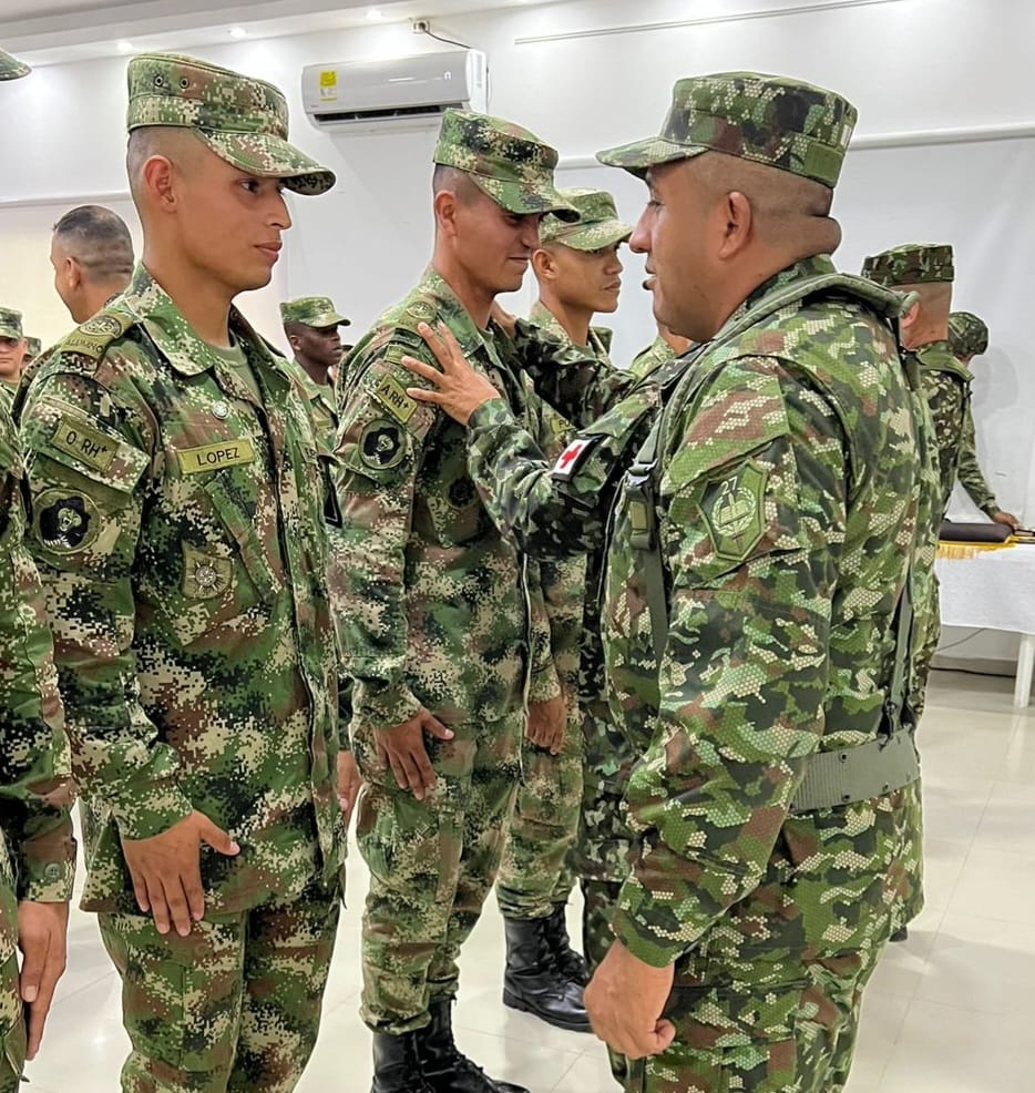 Ejercito_Div6's tweet photo. La #Brigada27 con el apoyo del #Biter27 graduaron a 33 soldados del curso de socorristas Militares N°47 , quienes a partir de ahora están capacitados para brindar asistencia a nuestros héroes y a la población civil  #PorNuestrosSoldados #SiempreATuLado https://t.co/p6zz8BYjEP