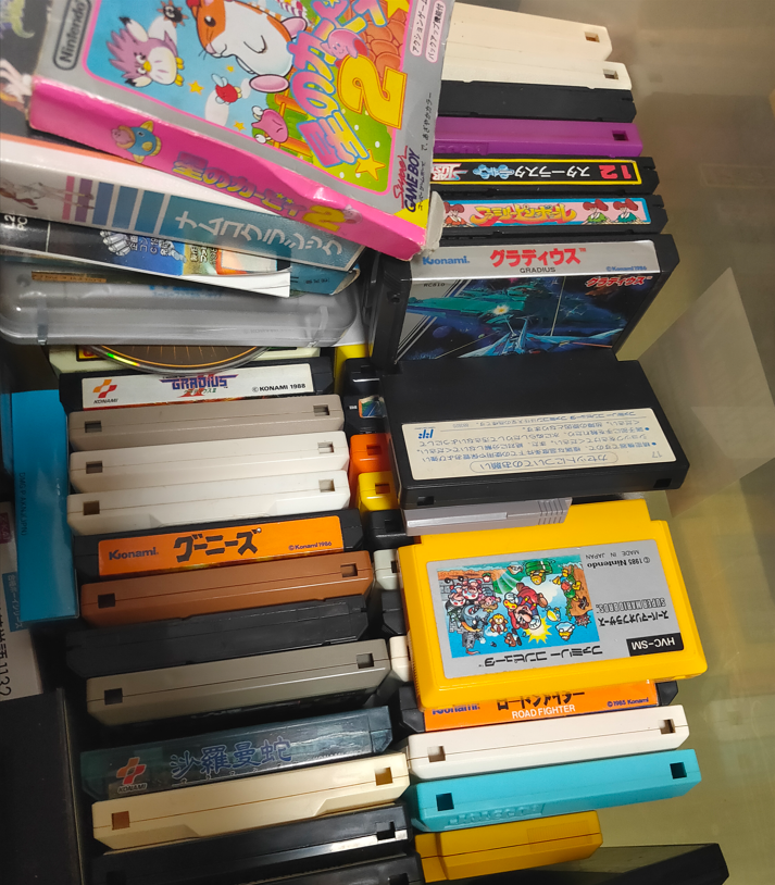 dsharp_games's tweet photo. 今年も残り僅かですね。
皆さんはどんな1年でしたか？

私はゲームを遊んだり、作ったり、教えたりと相変わらずゲーム中心の1年でした😌

来年は新たなチャレンジをするために準備を進めていますので、引き続きよろしくお願いします！

画像は実家に眠っていたゲームソフト達🎮 https://t.co/3CMbLiks4S