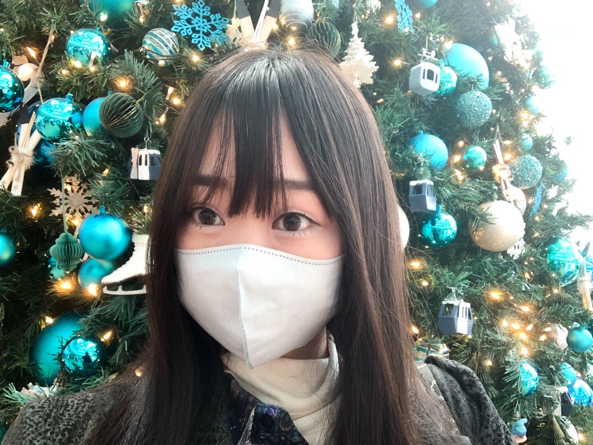 aijoe_rot's tweet photo. もう2023年もバイバイ🐰
ありがたいことにXmas頃から大阪にて仕事納めをさせて頂き実家に駆け込みました！写真の木は羽田空港のツリー🎅🎄
茶碗蒸したり年越し準備をしたXJAPANを観て感極まって泣く母を見てたらもう😳沢山の感謝の気持ちを新年に持ち越して一先ず今年も本当���ありがとうございました！ https://t.co/ifJ7PZIUQC