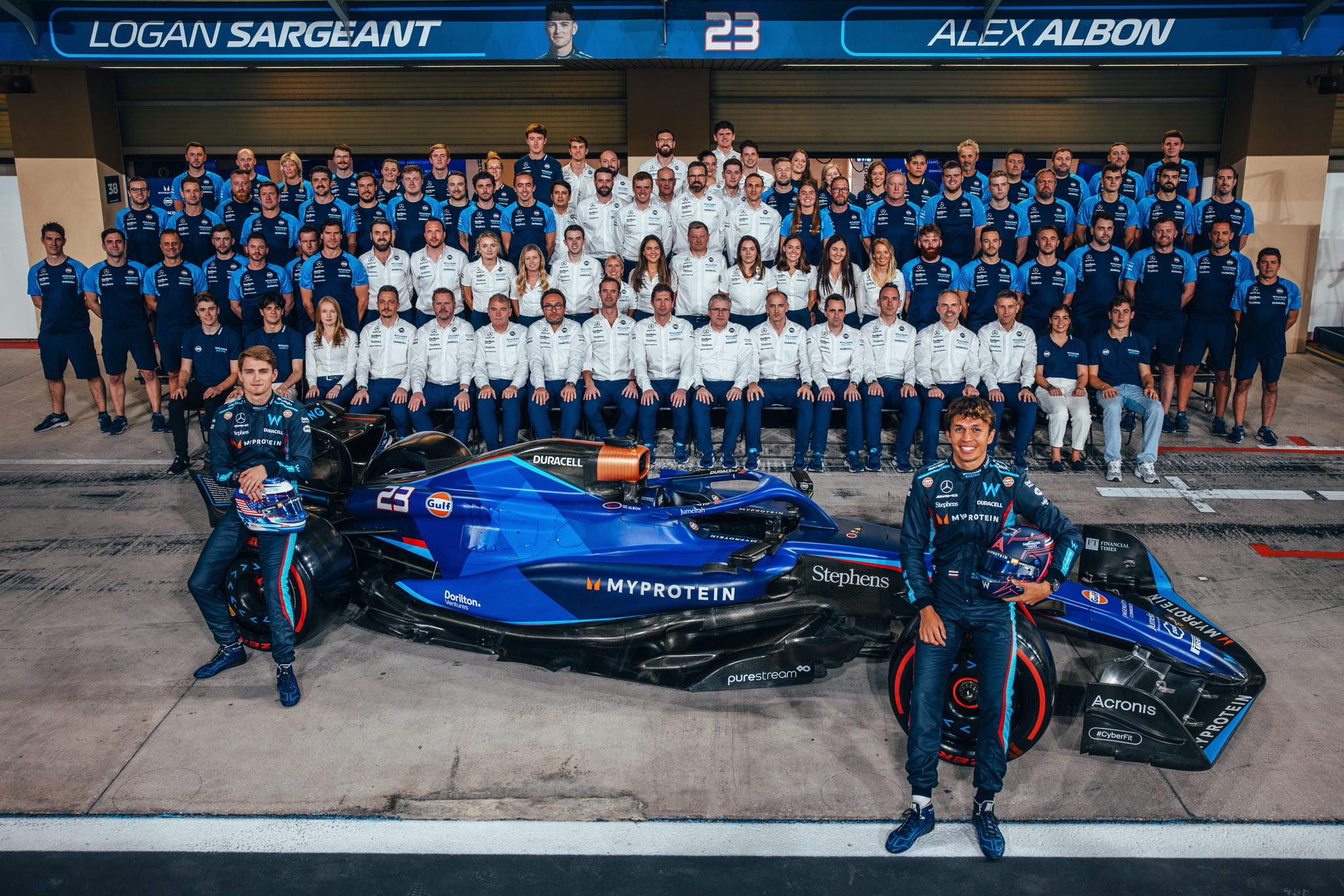 Sargeant: As long as people who matter know, the rest is irrelevant The Williams Racing trackside team come together for a team photo.
