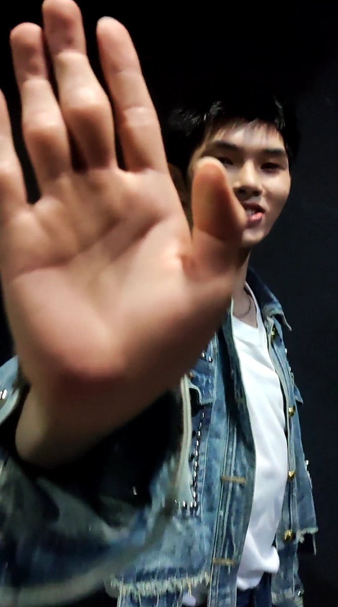 ghostiePhantom's tweet image. 我们与爱的距离
Dance workshop &amp;amp; fanmeet were amazing! Dancing, singing, games, gifts, special encore &amp;amp; talking to us individually. Jun Jun was funny, generous, thoughtful (&amp;amp; sexy). Truly a memorable day. 谢谢刘隽 💙 See you next time 🦋
#LiuJun #JunLiu #刘隽 #刘隽廿六展翼奔向无限