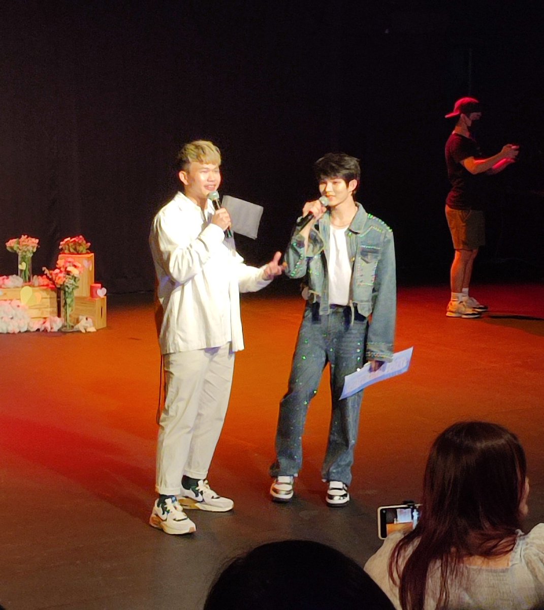 ghostiePhantom's tweet image. 我们与爱的距离
Dance workshop &amp;amp; fanmeet were amazing! Dancing, singing, games, gifts, special encore &amp;amp; talking to us individually. Jun Jun was funny, generous, thoughtful (&amp;amp; sexy). Truly a memorable day. 谢谢刘隽 💙 See you next time 🦋
#LiuJun #JunLiu #刘隽 #刘隽廿六展翼奔向无限