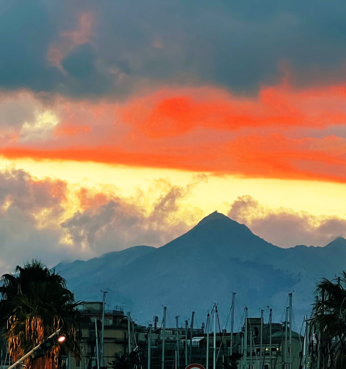 Last sunset of 2023 @ Palermo, Sicilia 🇮🇹 #HappyNewYear2024 Ultimo tramonto del 2023 a #Palermo, in #Sicilia ❤️🖤 #BuonAnnoNuovo