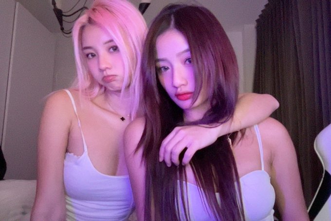 HAPPY NEW YEAR FROM UR FAV SISTERS 💥💖 https://t.co/dZcS58ixIa