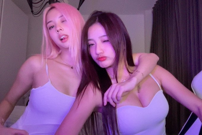 HAPPY NEW YEAR FROM UR FAV SISTERS 💥💖 https://t.co/dZcS58ixIa