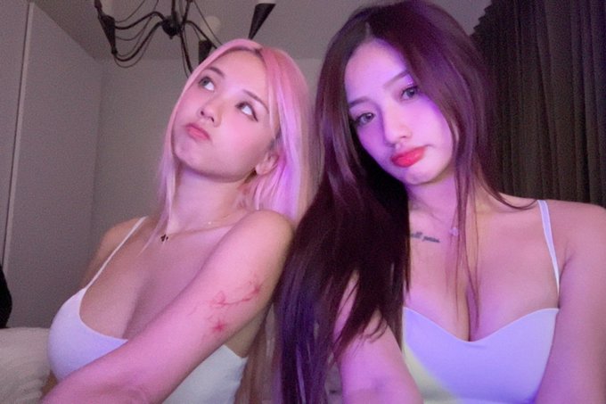 HAPPY NEW YEAR FROM UR FAV SISTERS 💥💖 https://t.co/dZcS58ixIa