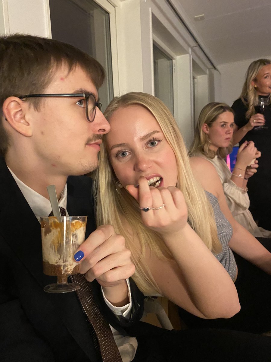 anna_perss's tweet photo. Johan har ätit upp hele efterrätten innan presentation https://t.co/ZwVf52Nsyb