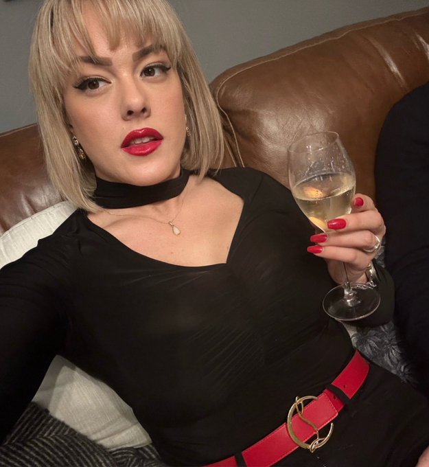 HNY 🥂 https://t.co/lEZbgbcjTi