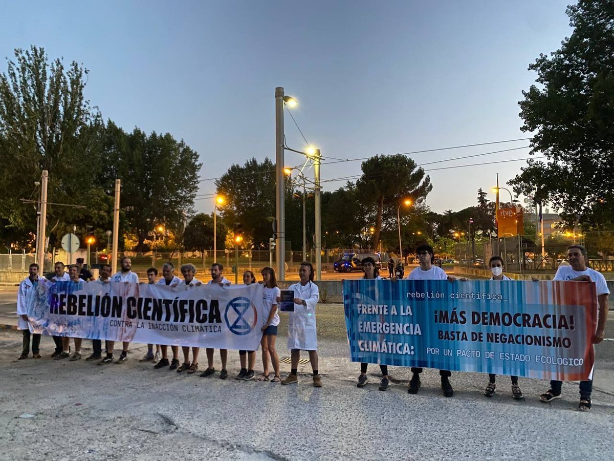 EsRebelCientif's tweet photo. Protesta frente a @RTVE durante el debate de las elecciones presidenciales entre Sánchez, Díaz y Abascal (Feijoo tenía lumbago).
Se rumorea que el plan era encadenarse frente al coche de @sanchezcastejon antes del #DebateFinalRTVE para darle un @IPCC_CH.
Nunca lo sabremos https://t.co/Z25oJpN7qe