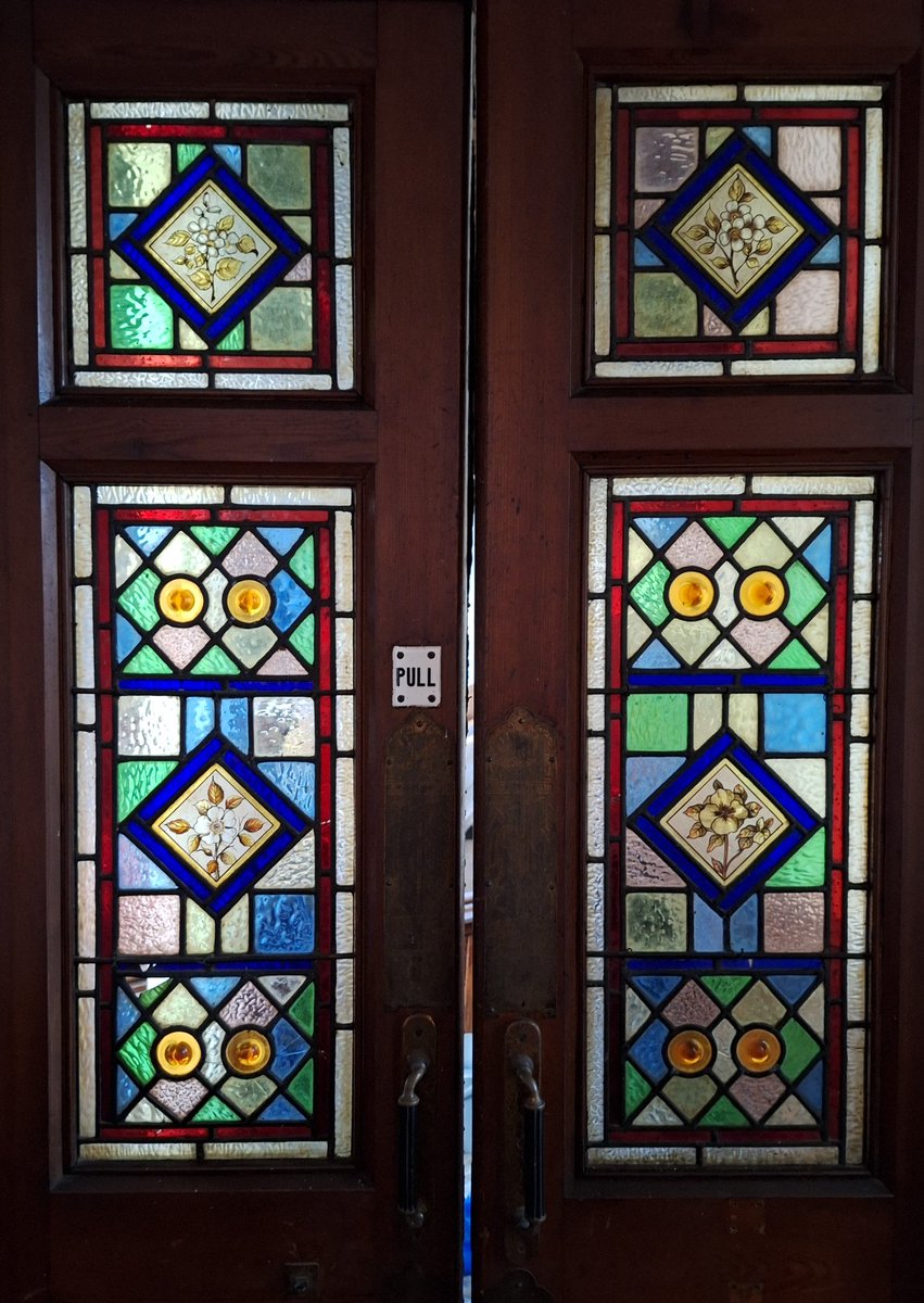 #StainedGlass @EngChurchPics I always like the floral designs and colour patterns typically found on doors of non-conformist churches, here are a set of gallery swing-doors from the Ebenezer Congregational Church (now Emmaus URC), Chatham, Kent.