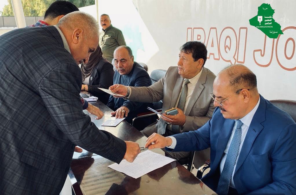 ijs_iq's tweet photo. بالصور | استمرار عملية تسليم بطاقات المنحة الخاصة بصحفيي محافظة بغداد لليوم الثاني على التوالي وحسب جدول المراجعة المعلن. https://t.co/x1qZEBwFFA