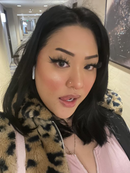 ppl always stare at me and then i realize i look like this today&hellip; too fuckin sexy https://t.co/fiXPd