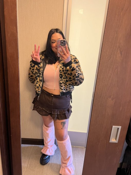 ppl always stare at me and then i realize i look like this today&hellip; too fuckin sexy https://t.co/fiXPd