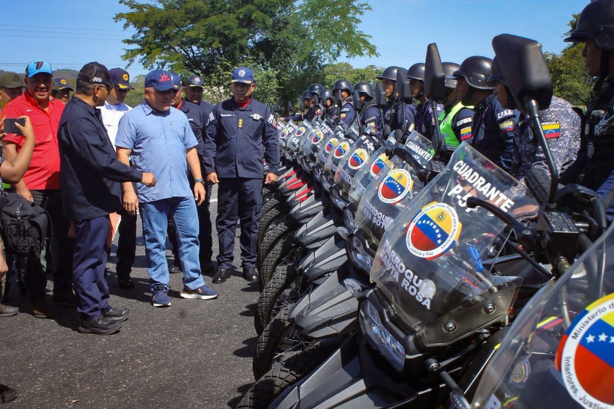 gobiernodelara's tweet photo. #31Dic Con la intención de fortalecer la seguridad en el estado Lara, el Gobernador @AdolfoP_Oficial, en compañía del Secretario de @Seguridad_Lara activó y dotó 32 nuevos Cuadrantes de Paz que se suman a los ya previamente establecidos para totalizar 121 cuadrantes en la región. https://t.co/2lsxDwKmUi