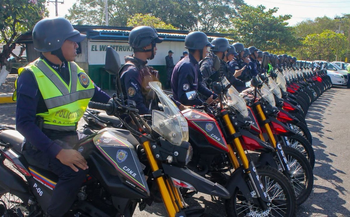 gobiernodelara's tweet photo. #31Dic Con la intención de fortalecer la seguridad en el estado Lara, el Gobernador @AdolfoP_Oficial, en compañía del Secretario de @Seguridad_Lara activó y dotó 32 nuevos Cuadrantes de Paz que se suman a los ya previamente establecidos para totalizar 121 cuadrantes en la región. https://t.co/2lsxDwKmUi