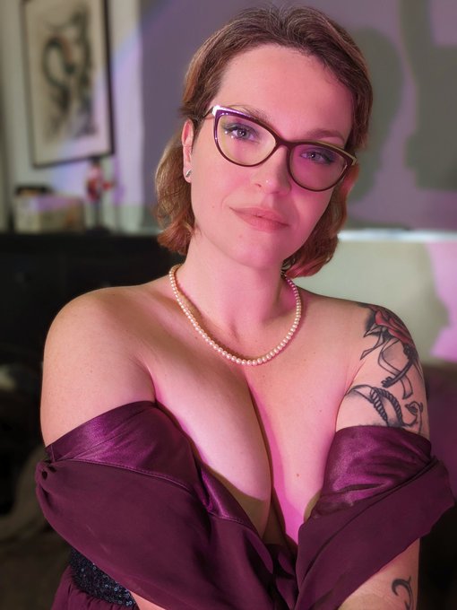 Bon r&eacute;veillon et meilleurs v&oelig;ux 🥂 https://t.co/1EpGGU6tje<a href="/tag/throne"class="tags"><span>#throne</span></a><a href="/tag/wishlist"class="tags"><span>#wishlist</span></a>