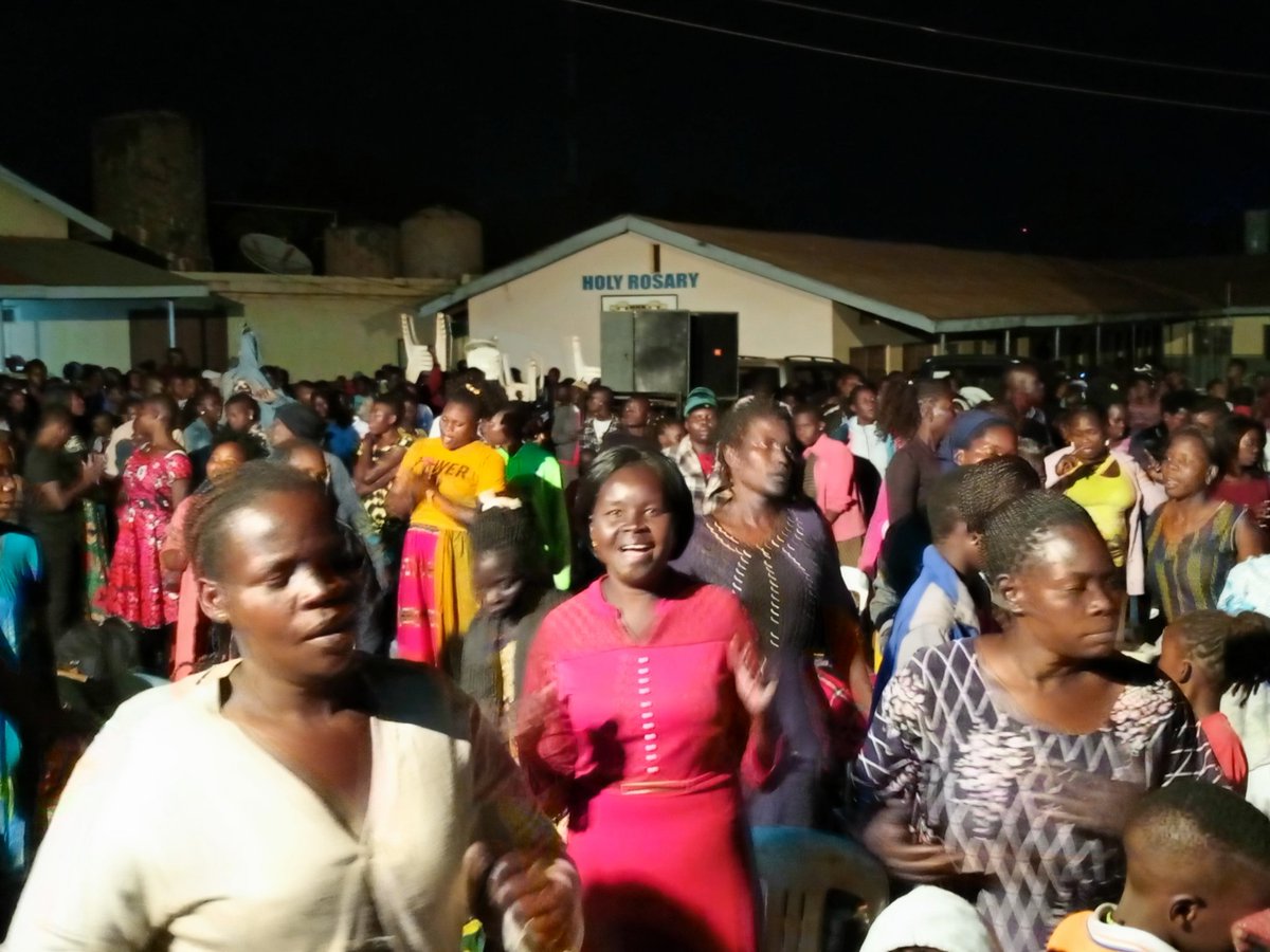 RadioPacisGulu's tweet photo. Thousands of Christians gather for Charismatic prayer to Cross over to the new year 2024 from HOLY Rosary Parish - Gulu
@lacor_hospital
@GuluArchdiocese
@ugcatholics
#happynewyear2024 
#RadioPacisAt19
#PeaceOfChristForAll https://t.co/JuBPooGvFF