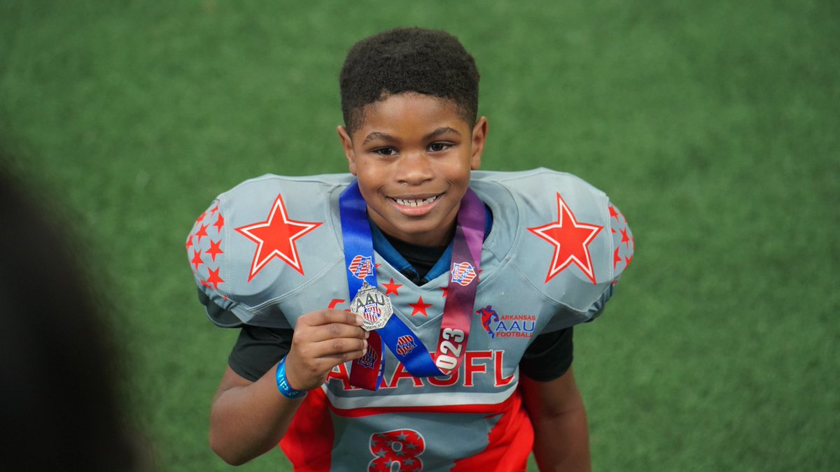 ItsDannyy_'s tweet image. So my 7 year old pulled this off in his Allstar game yesterday. 

#AAUFL #6U #AllStarBattle #BattleOfTheBorder #NateClarkIII