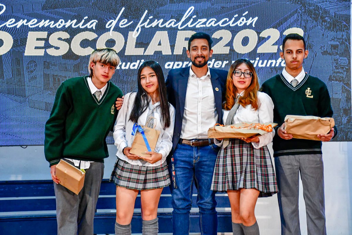 LiceodeCoronel's tweet photo. 🌟🎶| FINALIZACIÓN DE AÑO ESCOLAR 2023

Una Ceremonia de finalización de año escolar, se desarrolló en dependencias de nuestro Liceo de Coronel, con la finalidad de reconocer el esfuerzo de aquellos estudiantes que obtuvieron los promedios más altos en cada uno de los cursos. https://t.co/c6XWlxgrZx