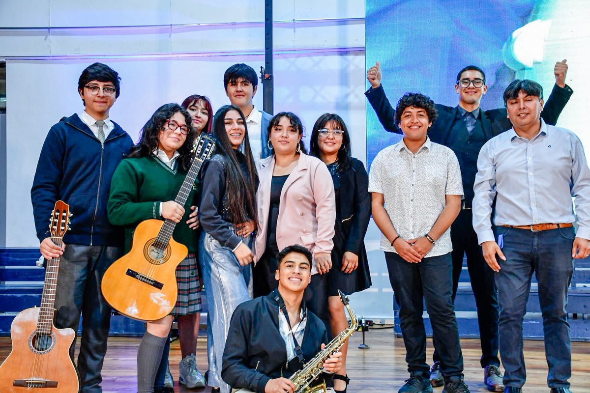 LiceodeCoronel's tweet photo. 🌟🎶| FINALIZACIÓN DE AÑO ESCOLAR 2023

Una Ceremonia de finalización de año escolar, se desarrolló en dependencias de nuestro Liceo de Coronel, con la finalidad de reconocer el esfuerzo de aquellos estudiantes que obtuvieron los promedios más altos en cada uno de los cursos. https://t.co/c6XWlxgrZx