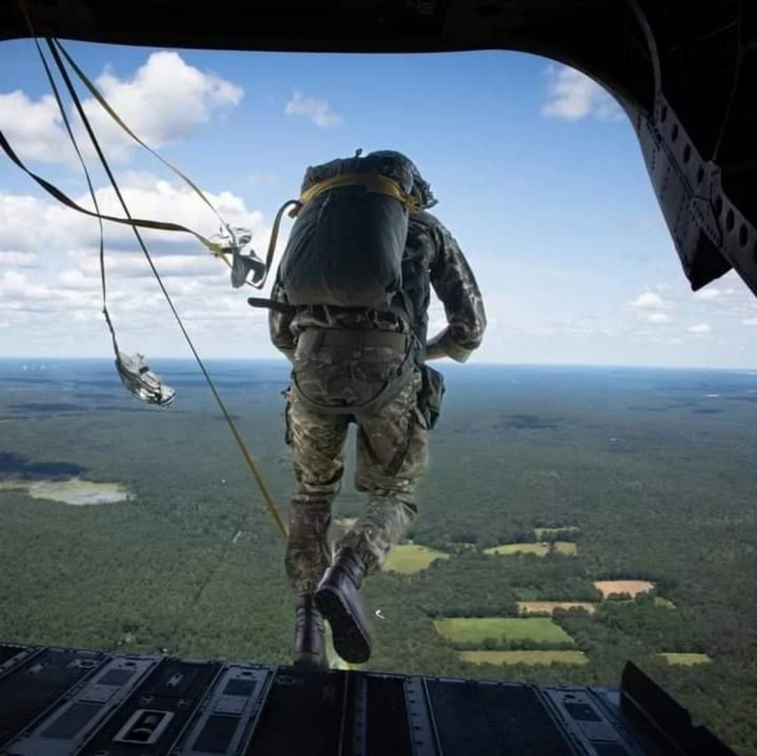 Jumping into 2024 🆎️🇬🇧

Happy New Year from the #PARAs

#Readyforanything
#UtrinqueParatus
#Theparachuteregiment
#HNY2024 
#Paratroopers
#Airborne
#Recruiting
@16AirAssltBCT @BritishArmy