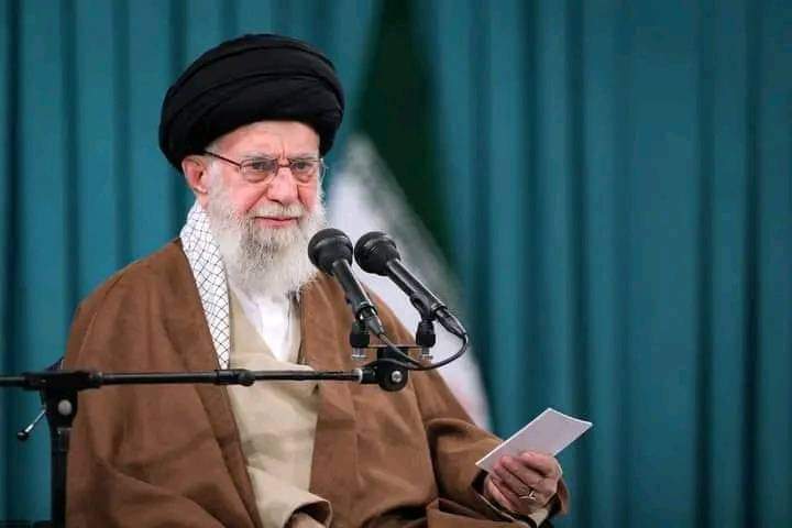 Muntazarii's tweet photo. *نیا سال نیا عزم!*

 سال کا گزرنا اور تبدیل ہونا ہمارے لئے تجربہ اور دقتِ نظری کا باعث ہونا چاہئے، اپنے ماضی سے درس و عبرت لیں اور کھلے و روشن دل و دماغ سے اپنے مستقبل پر نظر ڈالیں اور اسکو (سنوارنے) کے لئے عزم و ارادہ کریں۔

  *~ آیت اللہ العظمیٰ سید علی خامنه ای* https://t.co/nPW49o8jUh