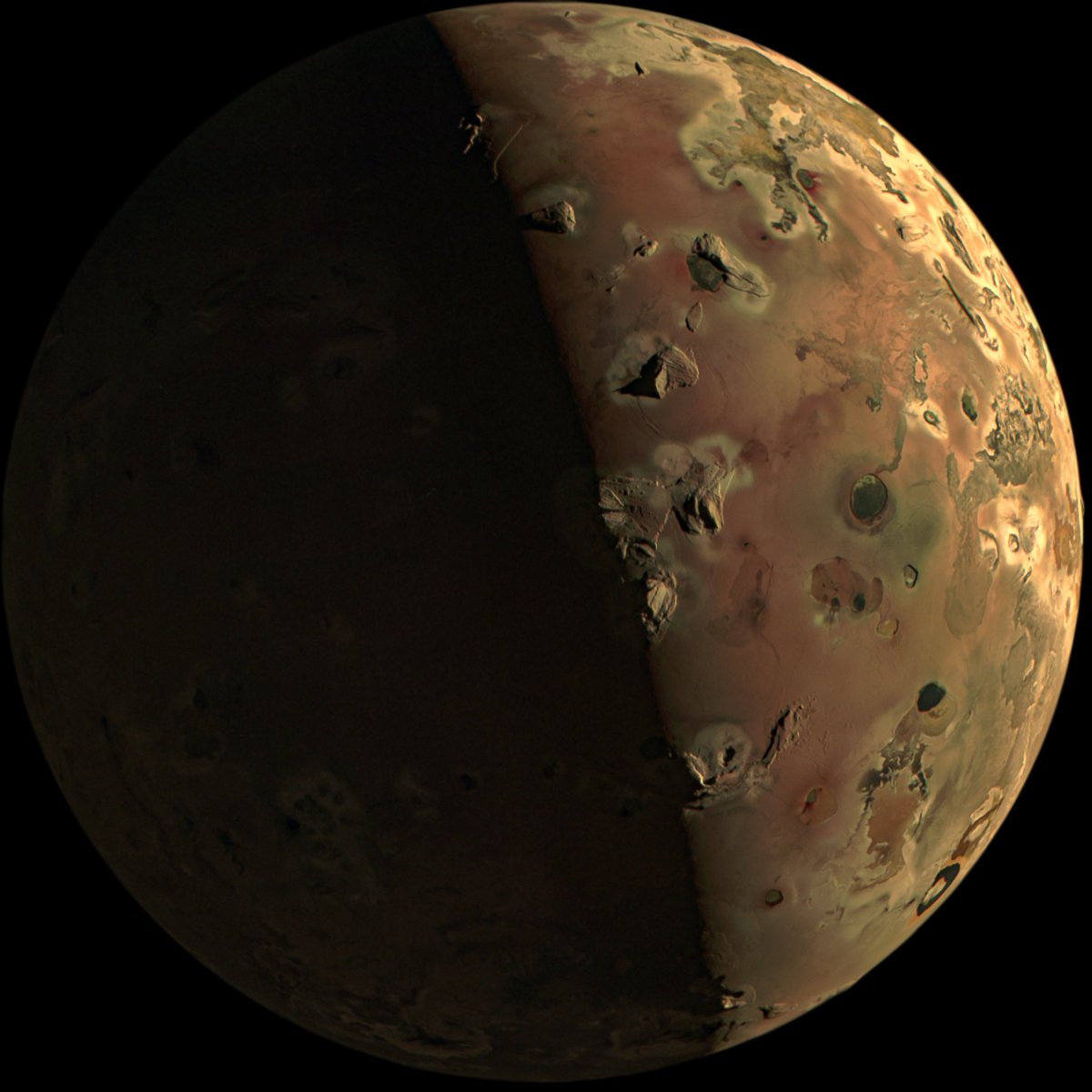 A spectacular new close-up view of #Io, one of #Jupiter's Galilean moons!

Processed using #JunoCam PJ57 Io raw images and data from NASA's #JunoMission spacecraft flyby on December 30, 2023.

📸 NASA/SwRI/MSSS/<a href="/Tanya_O/">Tanya O</a>